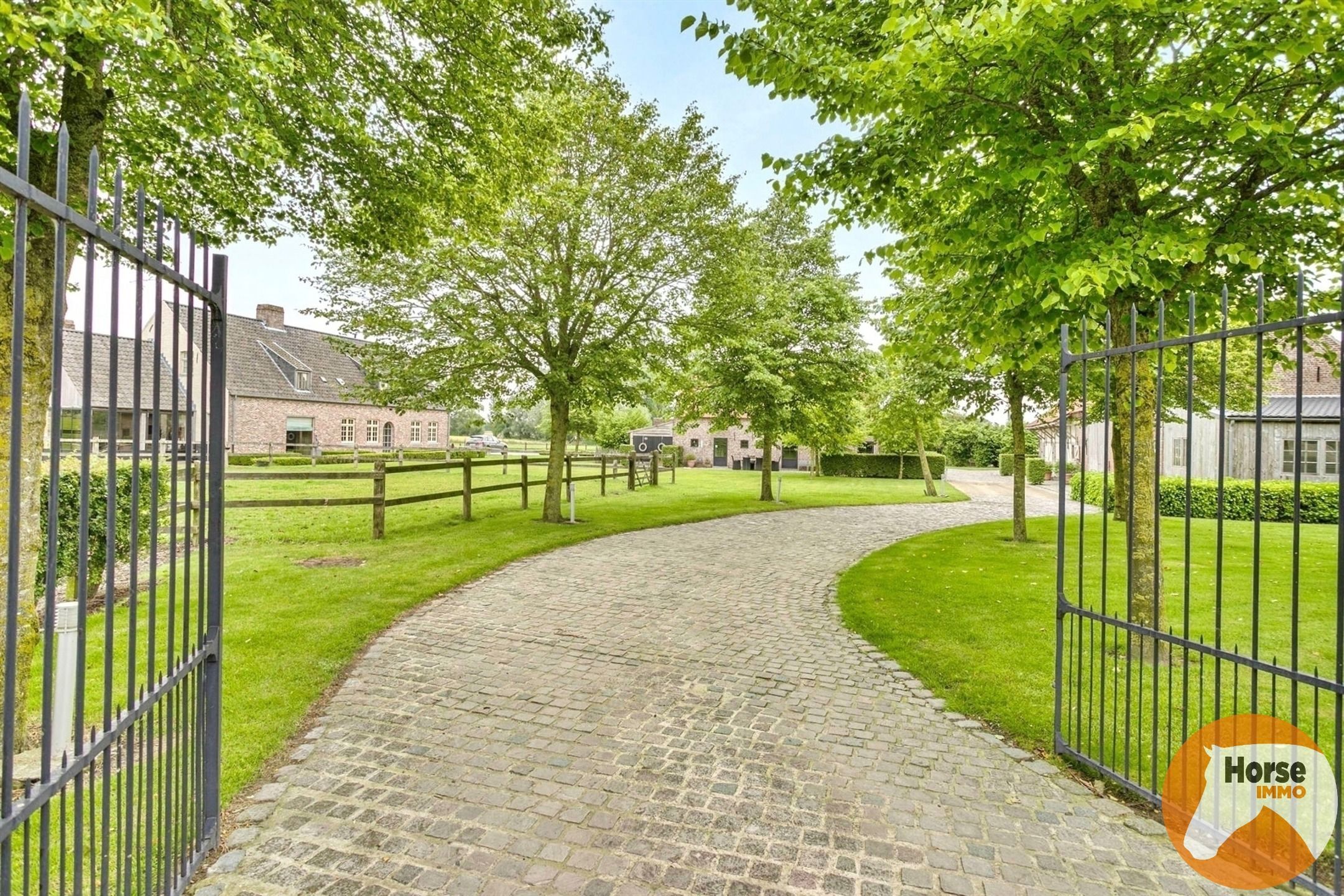 PITTEM - Landelijke Hoeve met Bijgebouwen op 1ha82a62ca foto 2