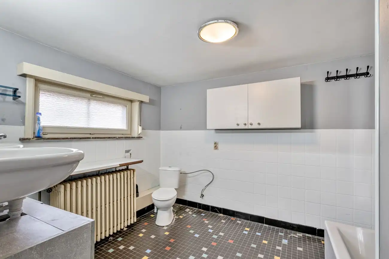 Charmante gesloten (kangoeroe)woning met heel wat potentieel op een gegeerde locatie in Oostakker! foto 9