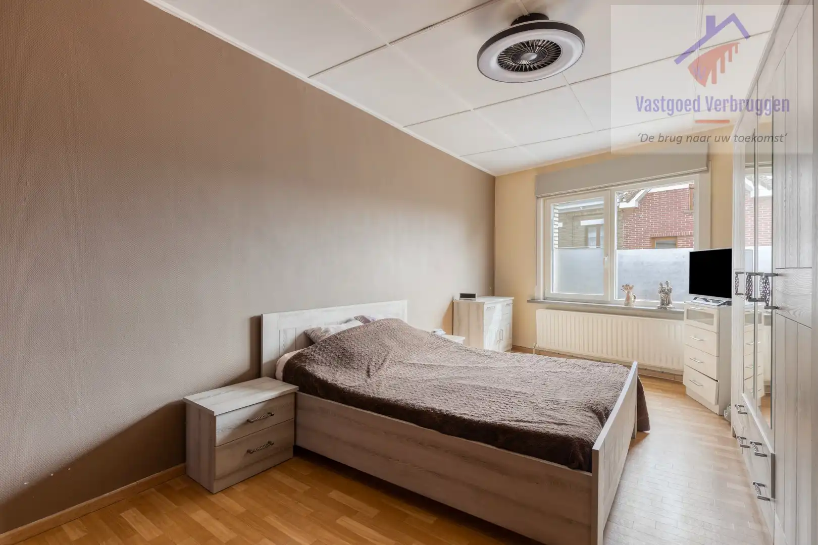 Ruime woning met dubbele loods foto 16