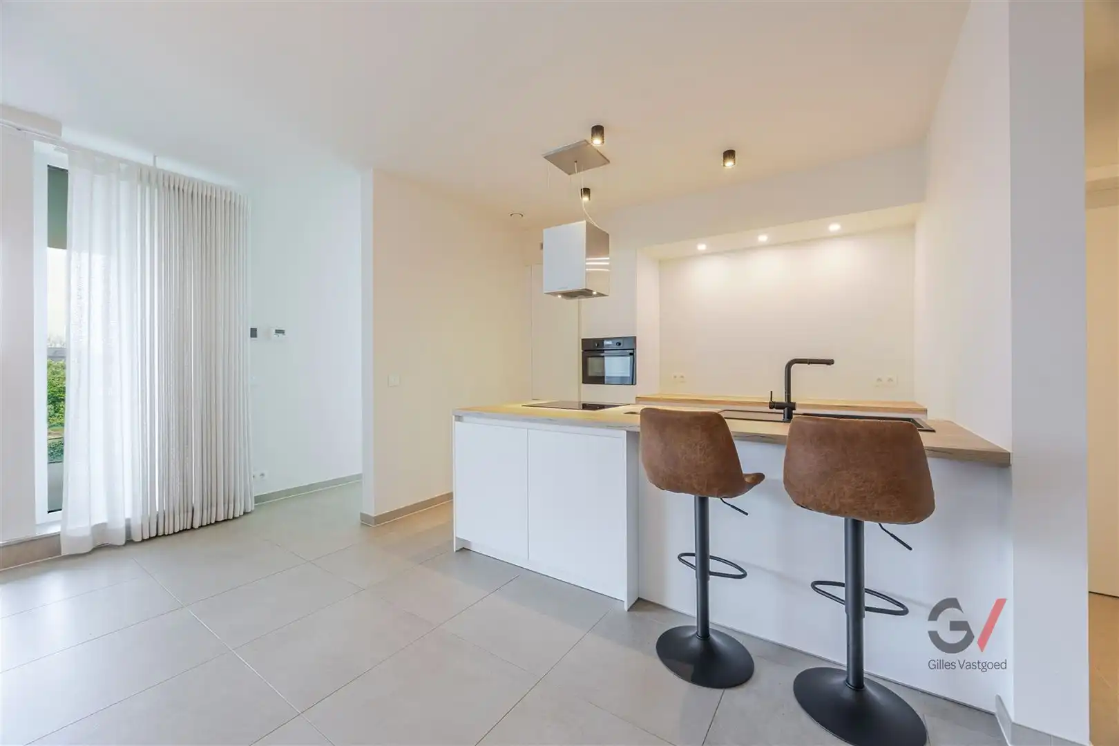 Lichtrijk en modern appartement met ruim terras foto 3