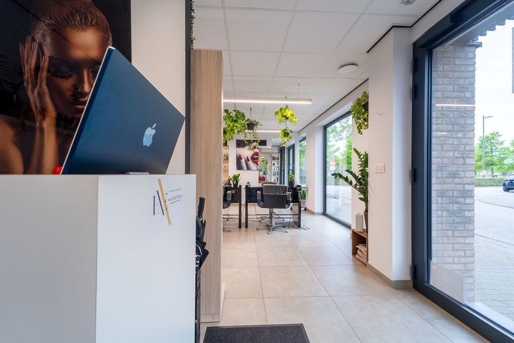 UITSTEKENDE OPBRENGSTENEIGENDOM - MODERNE COMMERCIËLE HANDELSRUIMTE MET BERGING OP TOPLOCATIE NABIJ HASSELT CENTRUM VANAF 295.000 EURO foto 4