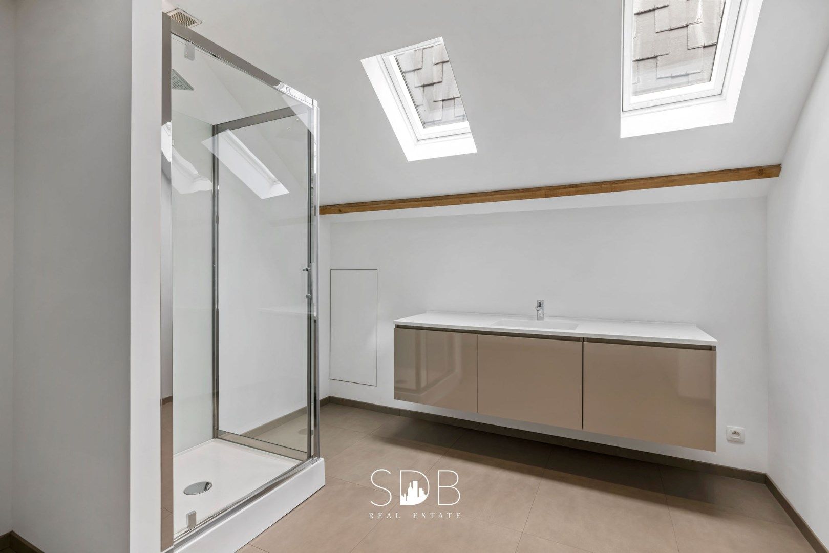 Prachtige villa met zwembad, paardenstallen, paddock en grasland op 1,3HA foto 27
