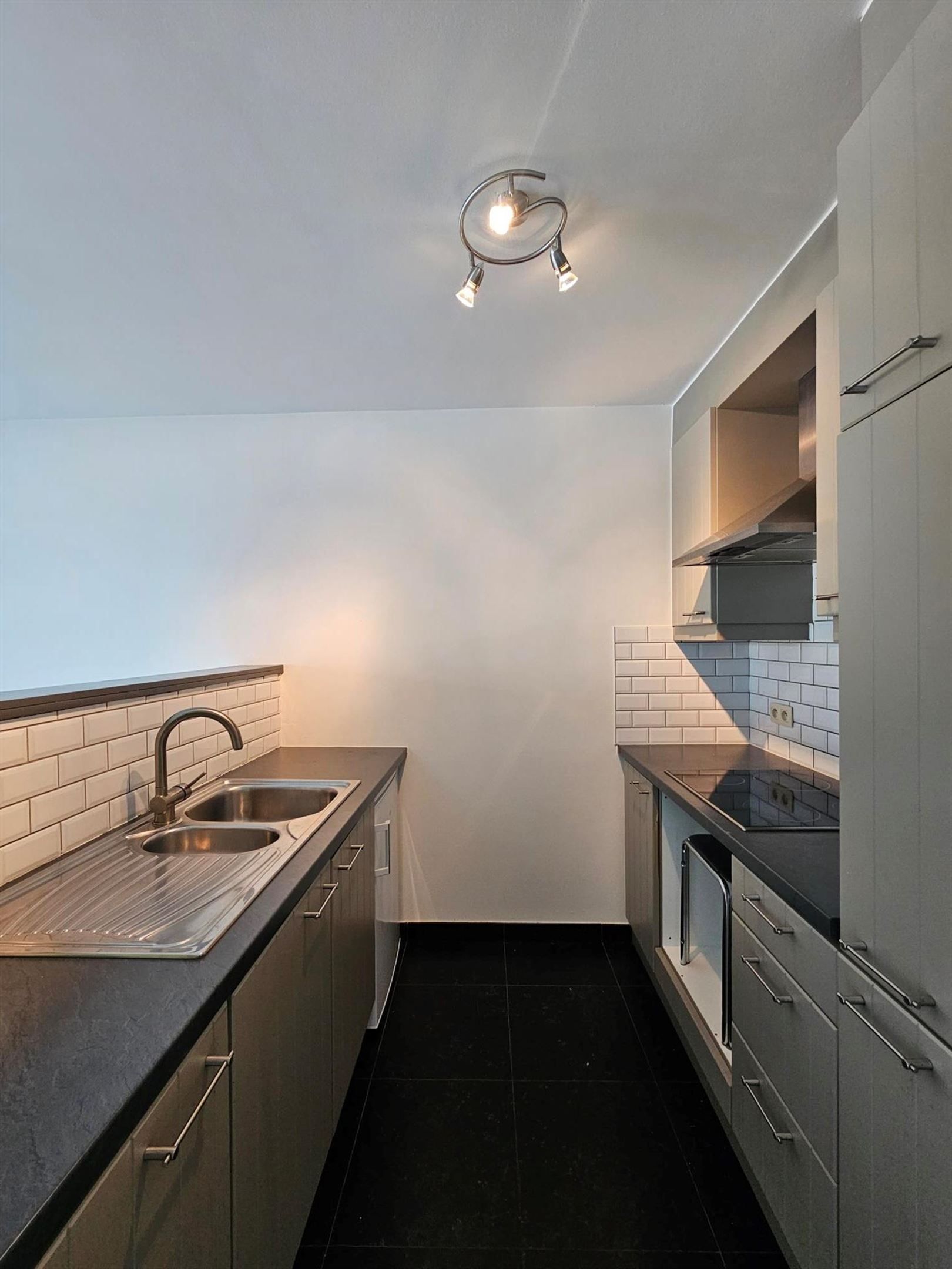 Gunstig gelegen appartement met groot terras in Mariaburg-Ekeren!  foto 3