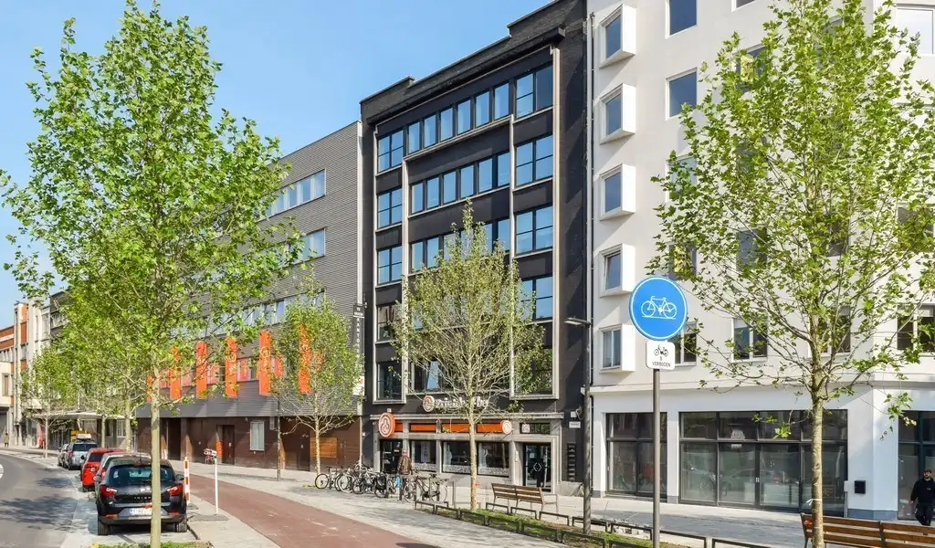 Vernieuwde kantoren te huur vlakbij Eilandje in Antwerpen foto {{pictureIndex}}