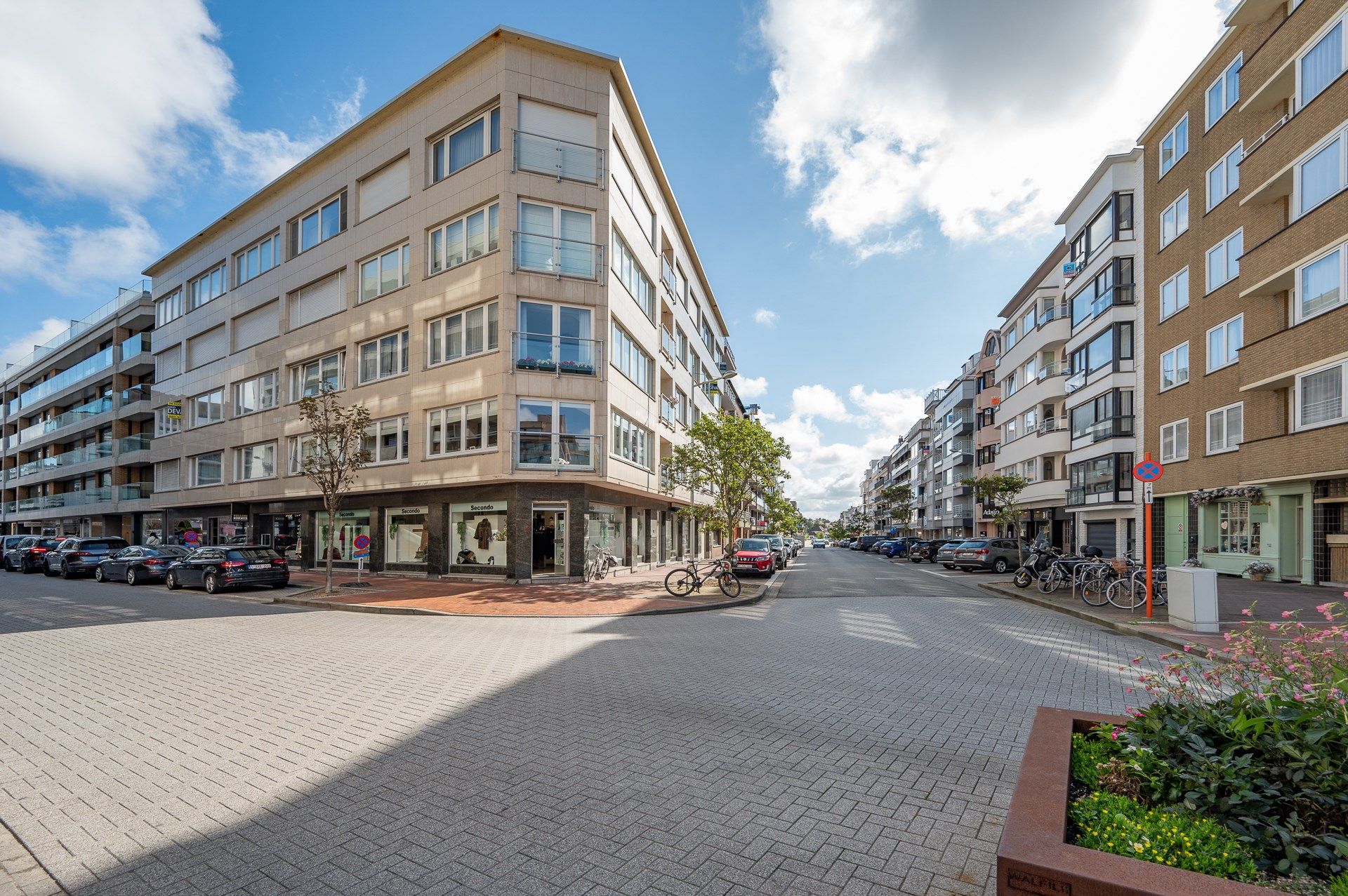 Prachtig gerenoveerd appartement met 2 slaapkamers op een topligging op de Kustlaan vlakbij het Van binnenplein te Knokke.  foto 17