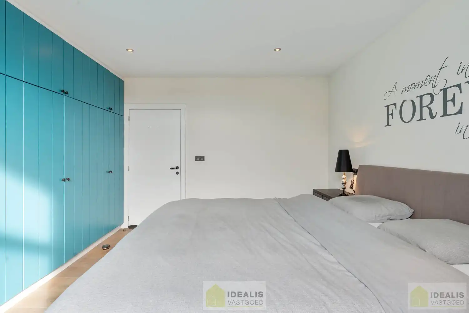 IDEALIS VASTGOED - Gerenoveerd duplex appartement gelegen op het Itterplein in het Brouwershof, kortom wonen op een unieke locatie in een pand met een rijke geschiedenis!! Dit ruime duplexappartement omvat maar liefst ca.155m² bewoonbare oppervlakte en voorzien van een ruime woonkamer met aansluitend keuken, badkamer voorzien van bad en douche, 3 slaapkamers en ruim dakterras. Uiterst geschikt voor kandidaten op zoek naar een instapklaar duplex appartement op een toplocatie midden in hartje Opitter, Bree! foto 16