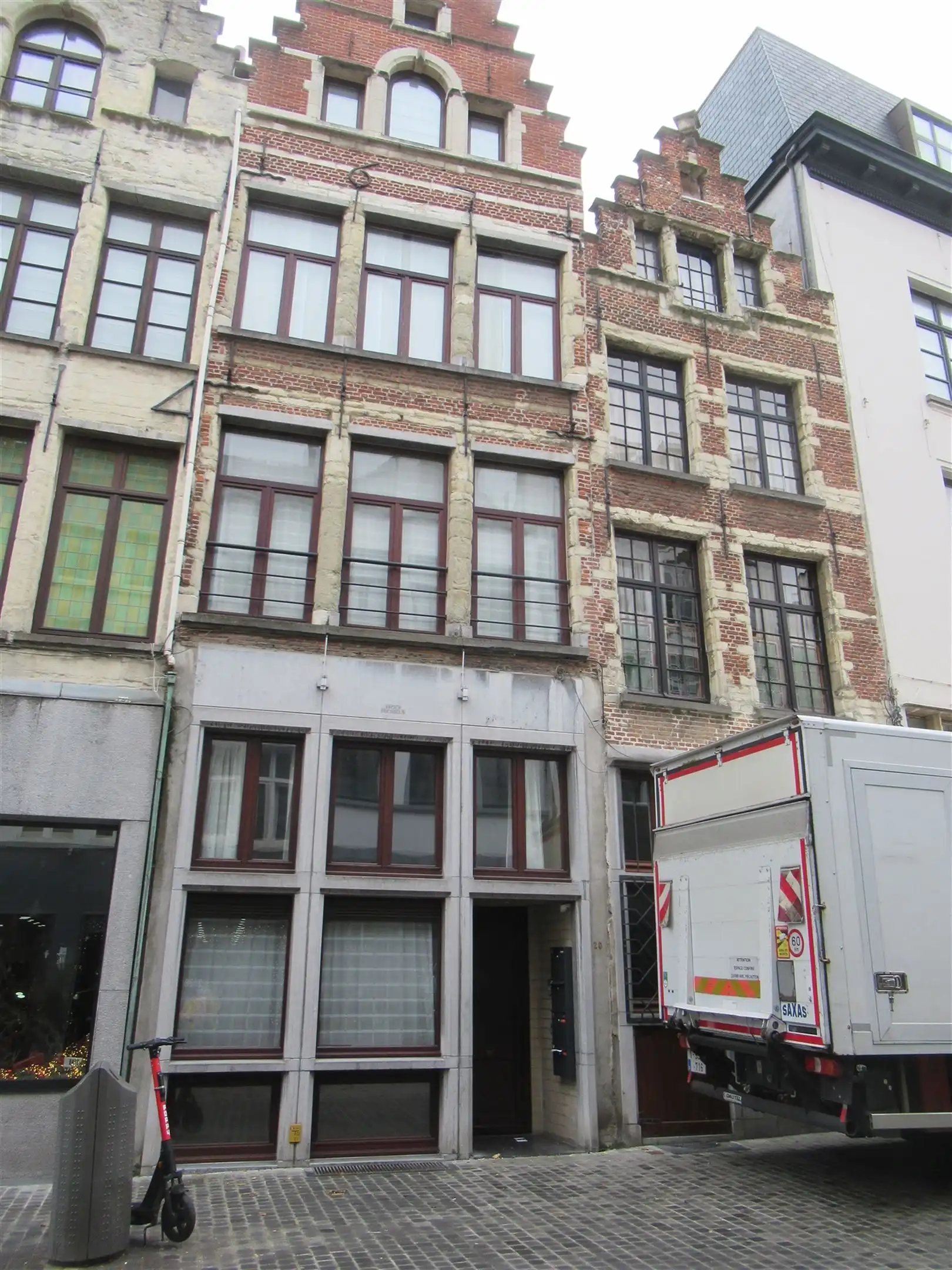 Kantoorruimte/ruimte voor vrij beroep in hartje Antwerpen foto {{pictureIndex}}