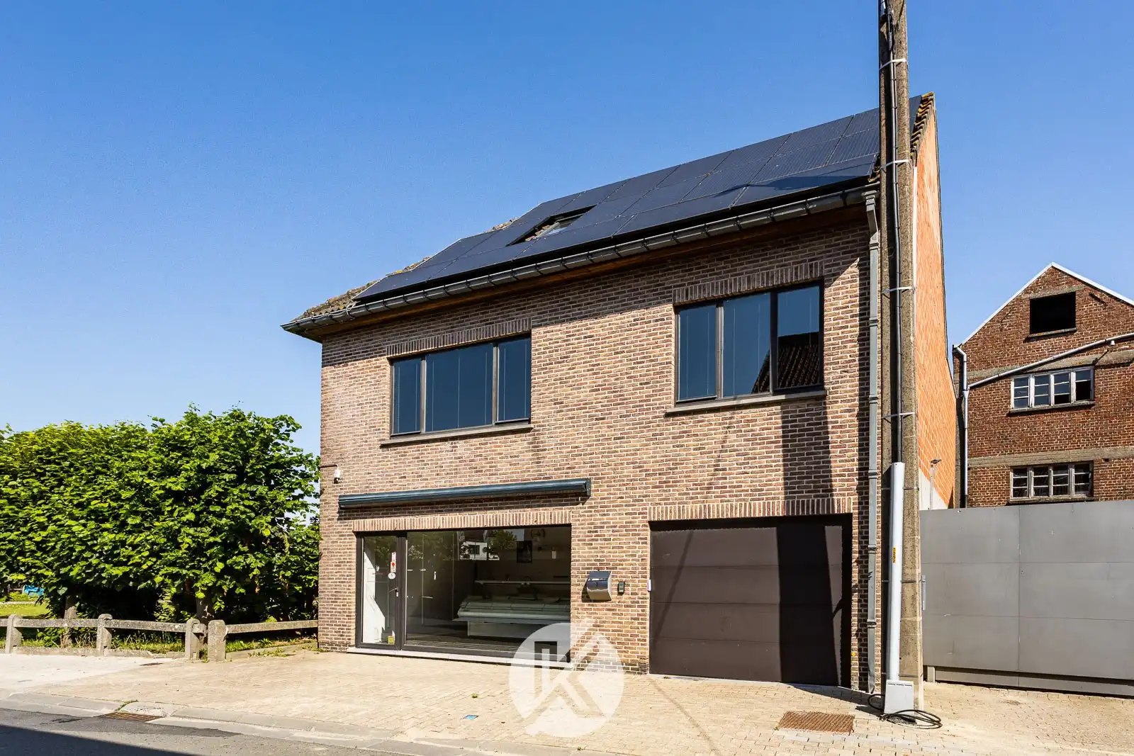 Veelzijdige eigendom met handelsruimte en bel-etagewoning foto {{pictureIndex}}
