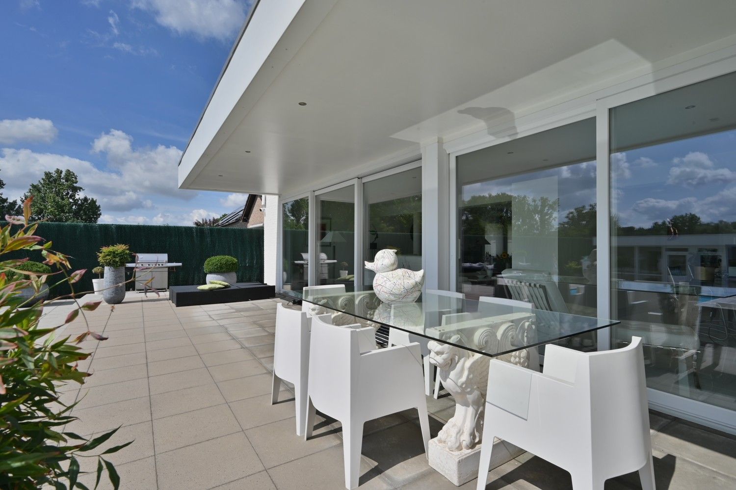 Ruime woning met zwembad en royaal poolhouse, op rustige locatie in Rekem, direct grenzend aan velden foto 9