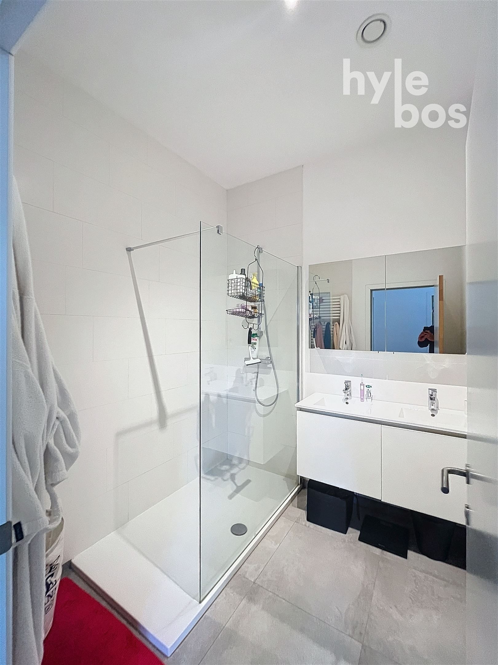 Instapklaar 2 slaapkamer appartement met ruim terras foto 11