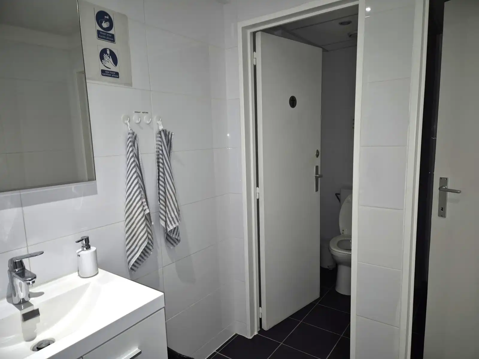 Ruime kantoorruimte met aparte bureaus in het centrum  foto 12