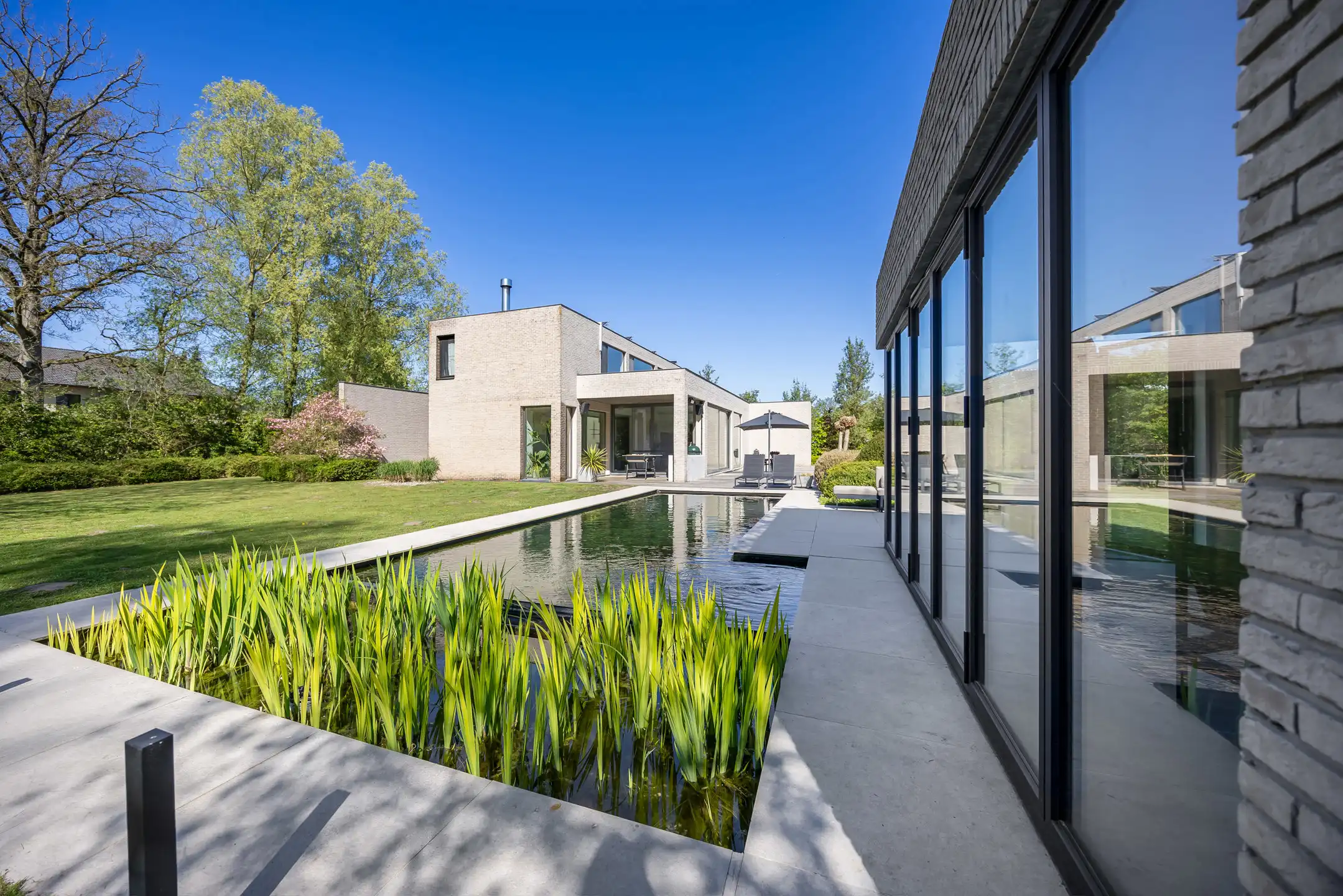 Luxueuze moderne villa met zwemvijver en prachtig poolhouse foto 35