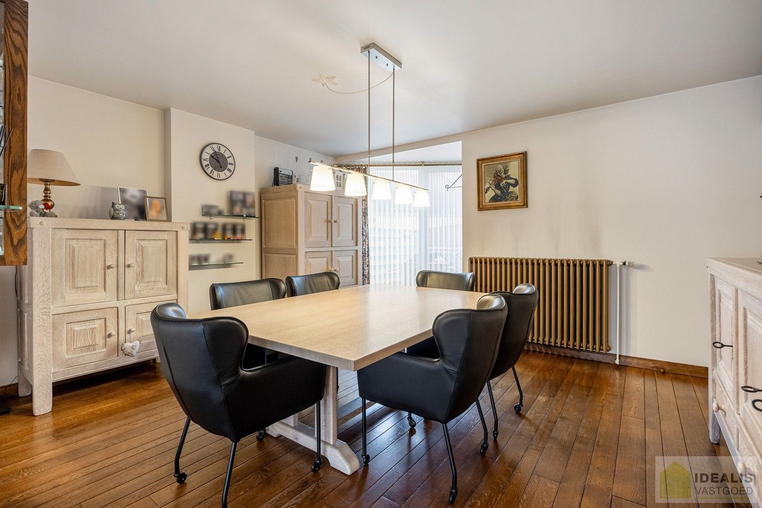 IDEALIS VASTGOED - Aangenaam instapklaar duplexappartement met winkelruimte/werkatelier te Opitter, Bree. Dit ruime duplexappartement omvat +-140 m² netto bewoonbare oppervlakte. Dit multifunctionele pand biedt tal van mogelijkheden dankzij de winkelruimte/het werkatelier van maar liefst +-200m² die vroeger dienst deed als slagerij. Uiterst geschikt voor kandidaten op zoek naar een instapklare woonruimte mét handelsruimte op een gunstige locatie midden in hartje Opitter, Bree! Mogelijkheid wijziging tot ééngezinswoning mits het verkrijgen van een omgevingsvergunning. foto 8