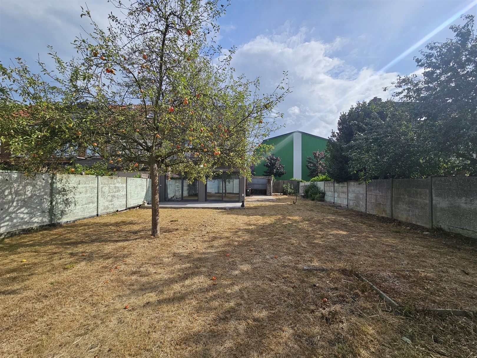 Modern ingerichte woning met optioneel aangrenzende bouwgrond. foto 16