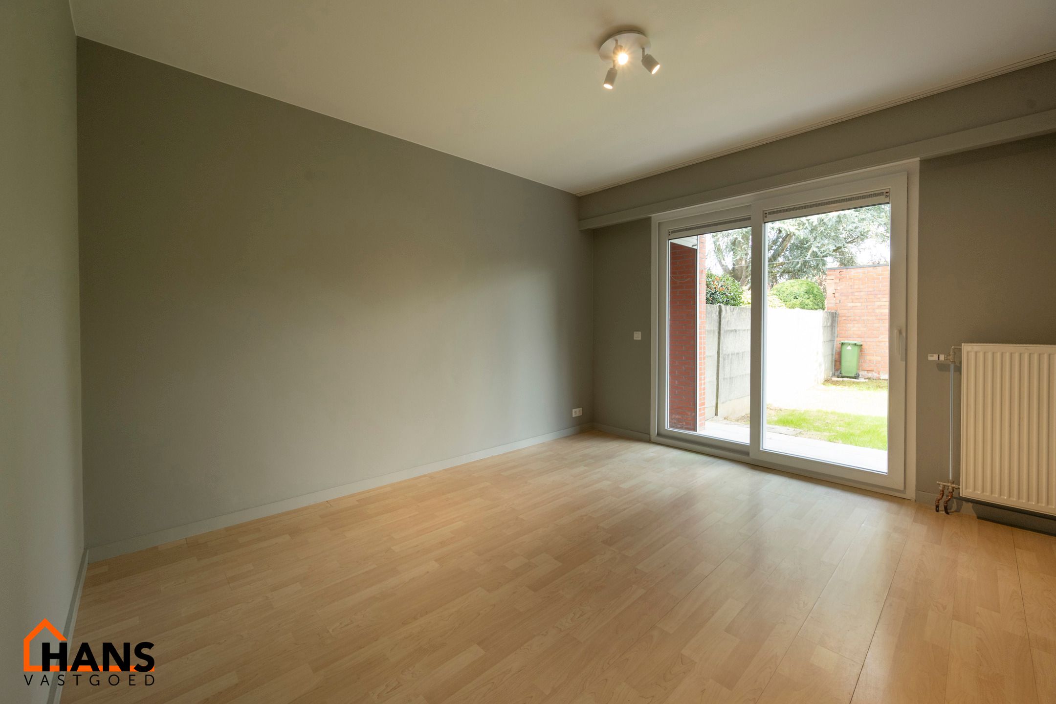 Gerenoveerd gelijkvloersappartement met tuin. foto 9
