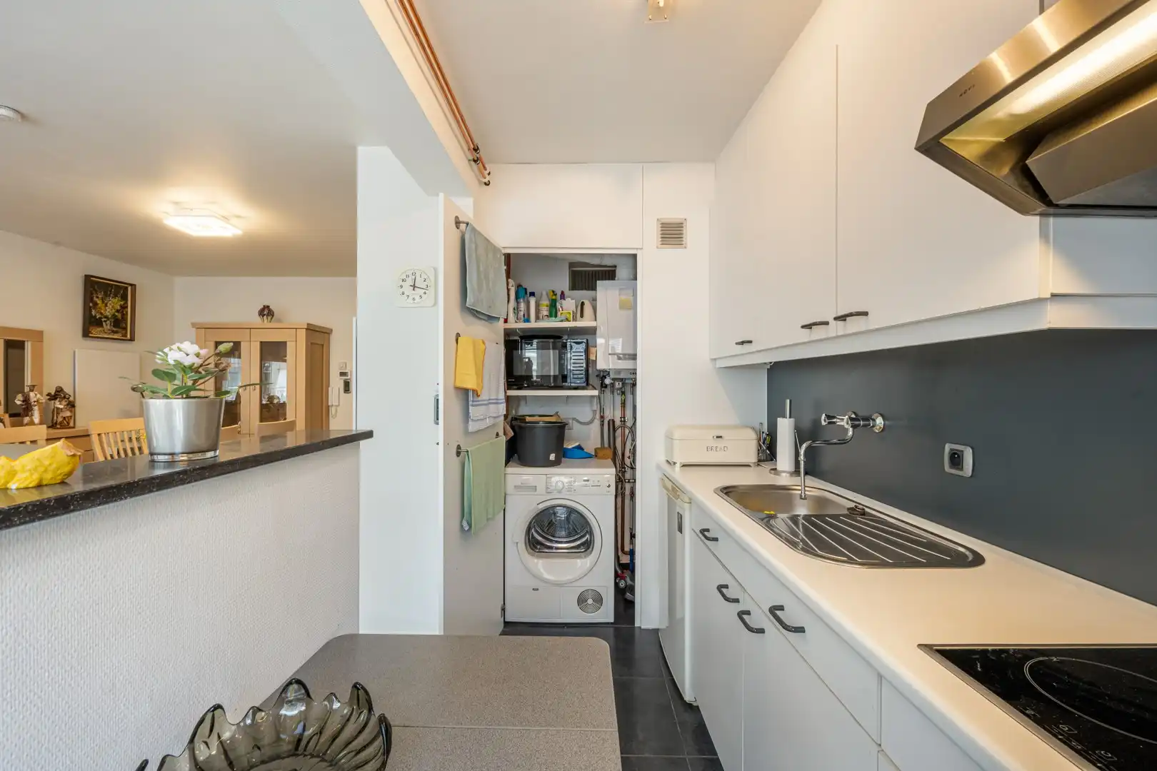 BREDENE | Instapklaar appartement vlak bij het strand met 2 slaapkamers en staanplaats foto 10