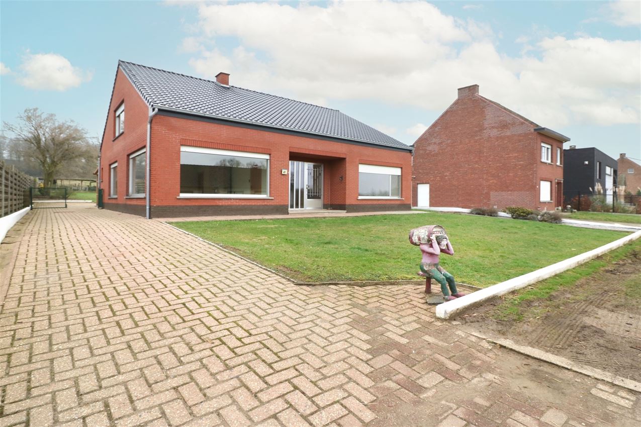 Landelijk gelegen, deels vernieuwde woning foto 41