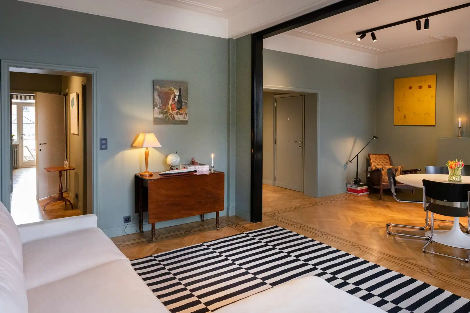 Stijlvol appartement met garage in authentieke residentie. foto 3