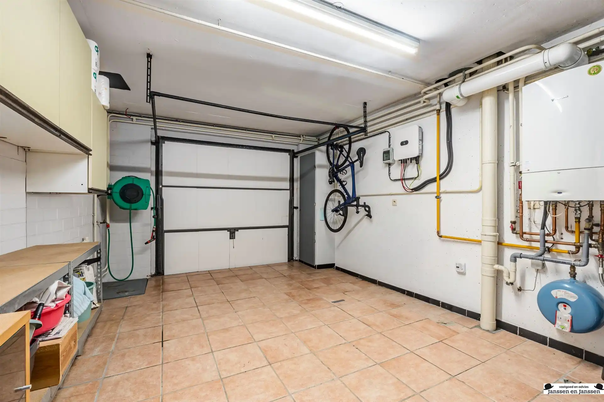 Instapklare bel-etage met 3 à 4 en twee garages! foto 11