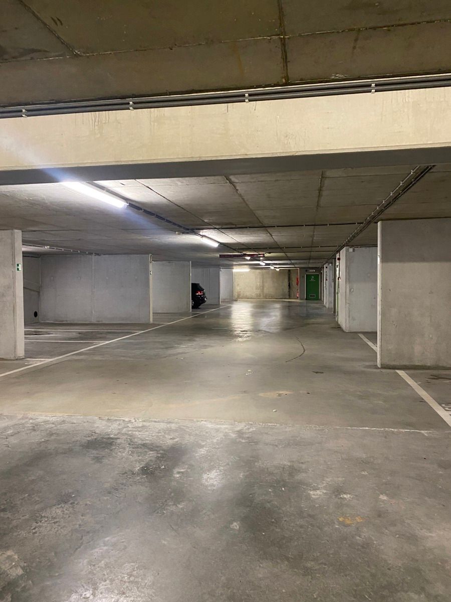 Autostaanplaats in recente ondergrondse garage te koop foto 2