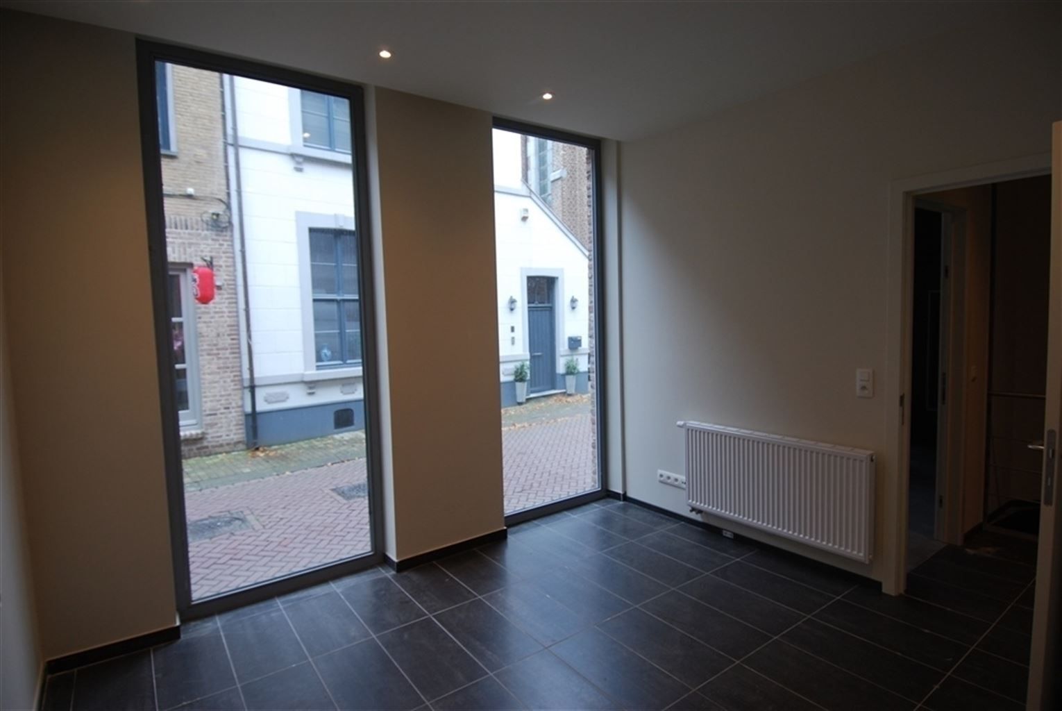 Gelijkvloers appartement met 2 slaapkamers en binnenkoer, gelegen in het centrum van Maaseik, vlak aan de markt. foto 6