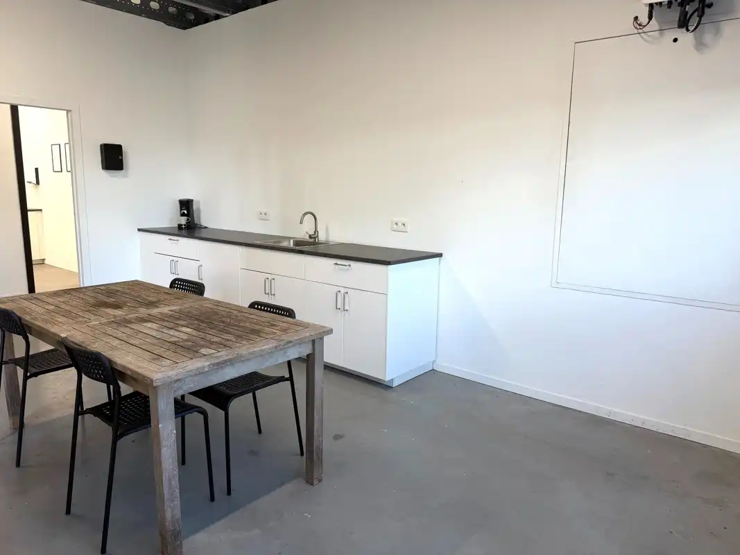 KMO Unit voorzien van kitchenette, sanitair & kantoorruimte met 2 parkeerplaatsen foto 7