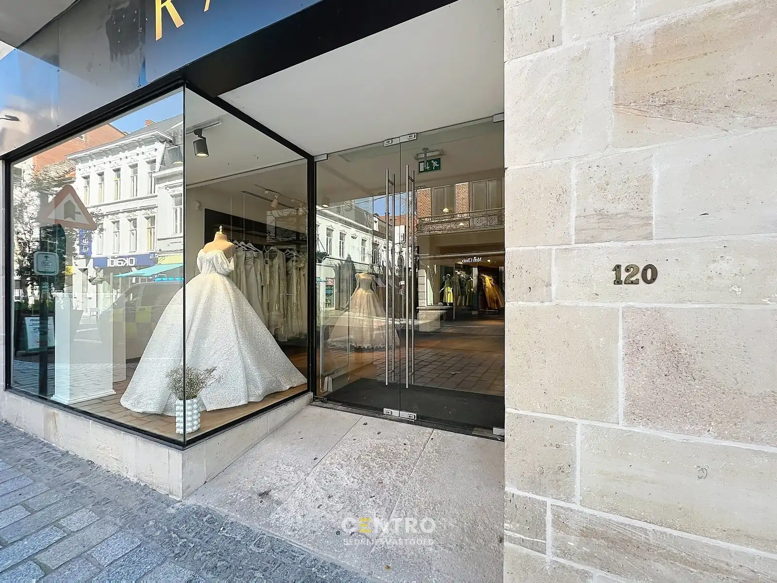 Handelspand met uitstraling (420 m² winkelruimte + extra stockruimte) te huur op topligging in OOSTSTRAAT, Roeselare. foto 4