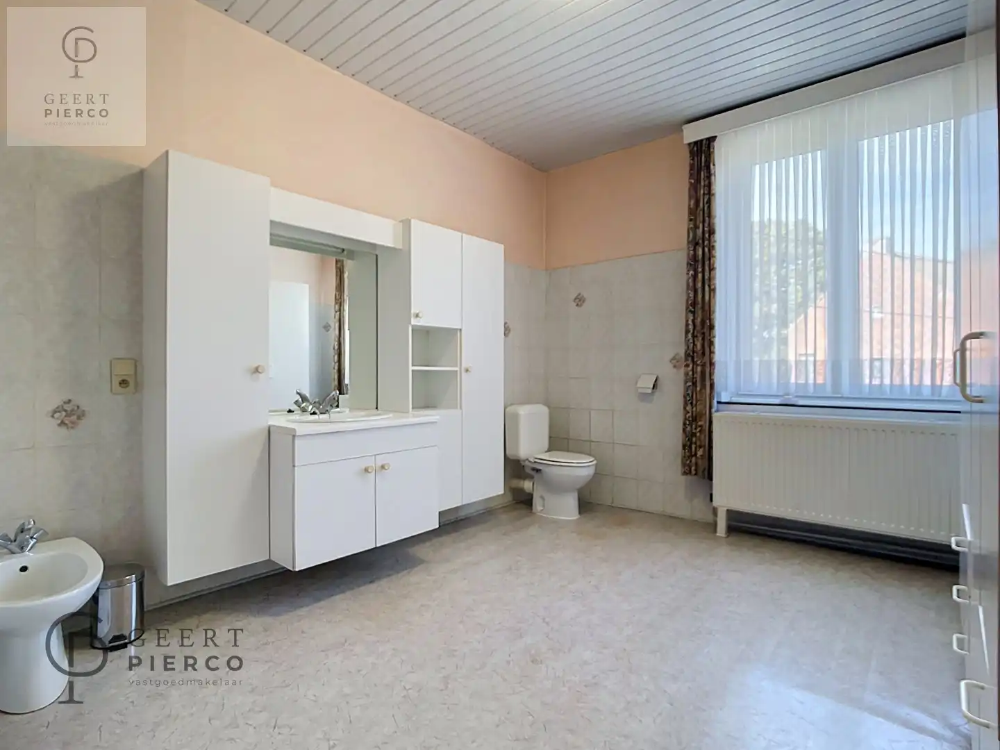 Ruime woning met binnenkoer, stallingen en tuin vlakbij oprit van E40. foto 12