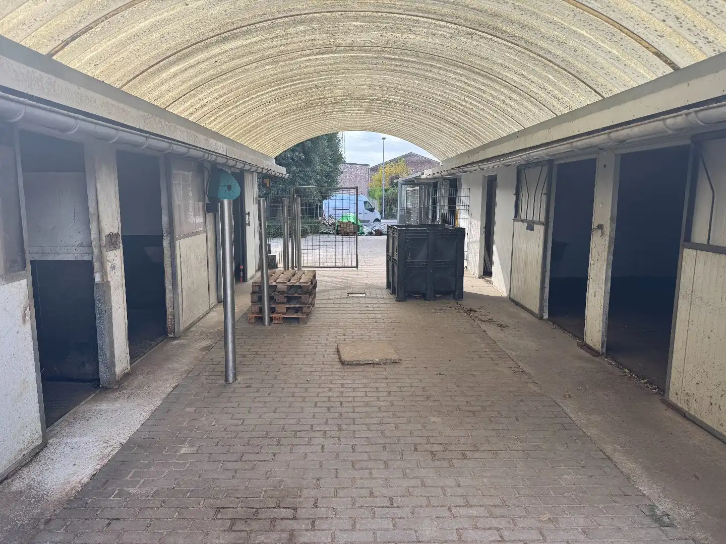 TE HUUR: 5 paardenboxen en uitloopweide (500m²) te Bavikhove foto 4