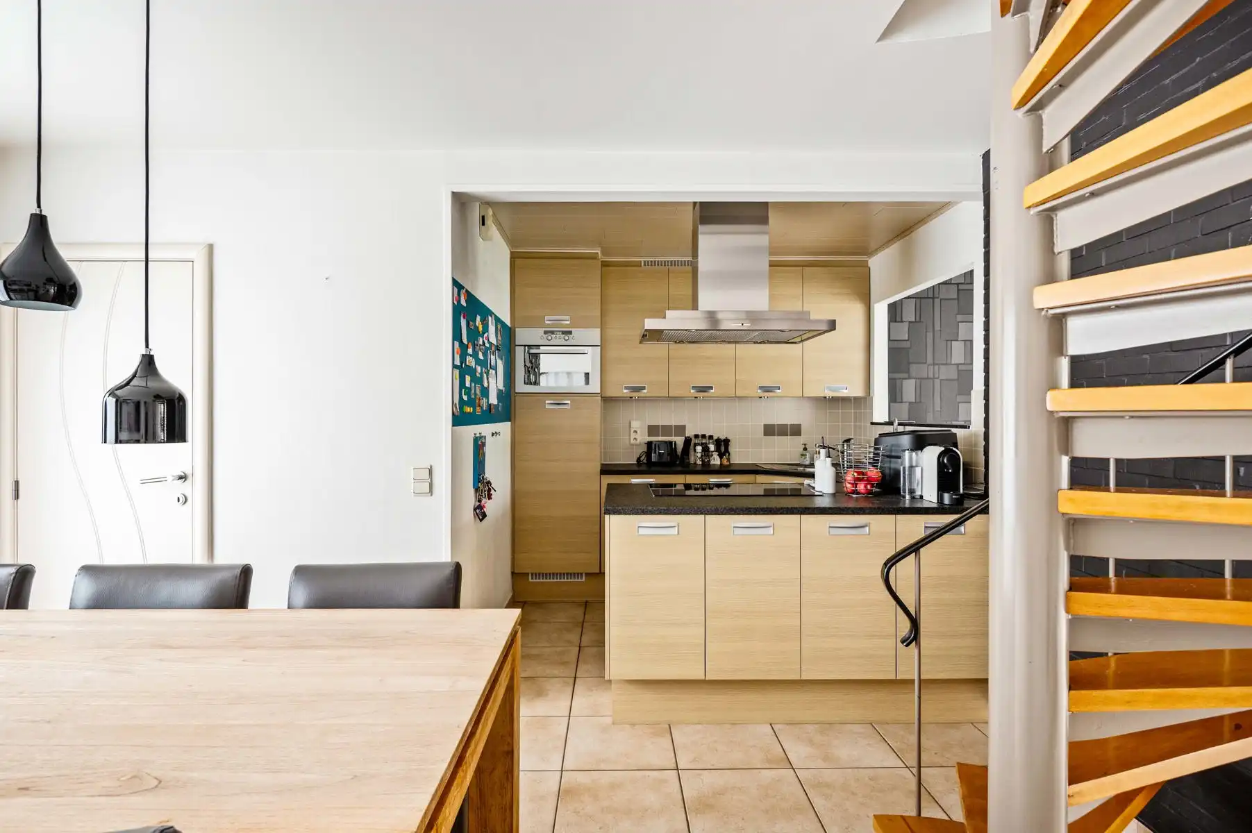 Gelijkvloers wonen met twee achterliggende garageboxen + oprit foto 14