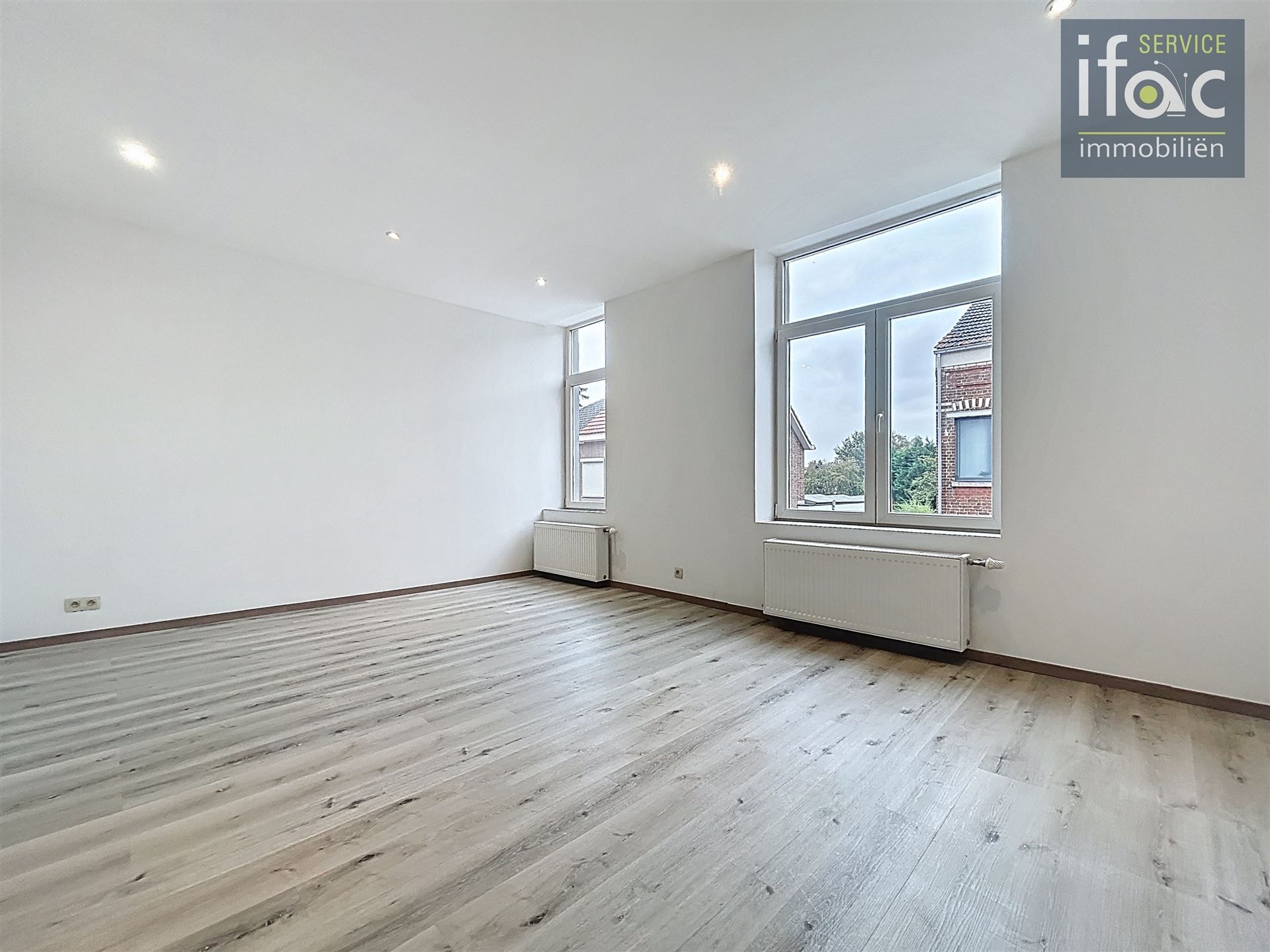 Aangename volledig gerenoveerde 1-slaapkamer duplex + bureau foto 2