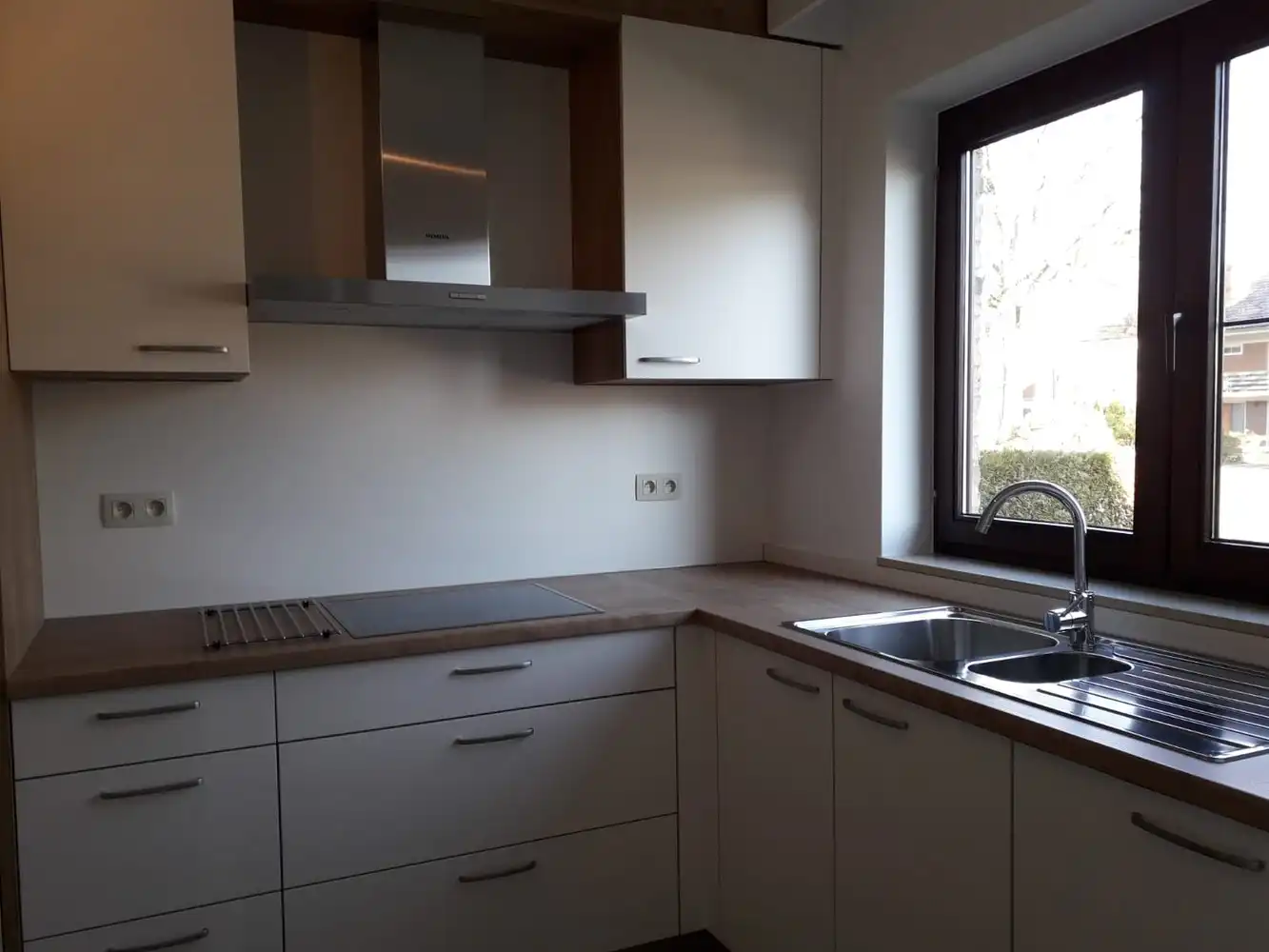 Volledig gerenoveerd gelijkvloers appartement met terras, berging en afgesloten garage foto 3