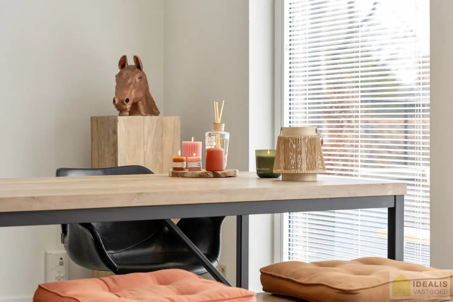 STATIG, STRAK EN UITERST RUIM COMPLEX MET HOOGSTAANDE AFWERKING EN OOG VOOR DETAIL. MOMENTEEL VOORZIEN VAN 3 SLAAPKAMERS, RIANTE LEEFRUIMTES ÉN UNIEKE LANDSCAPE KANTOORRUIMTES OP RESIDENTIËLE DOCH GUNSTIGE LOCATIE!! Dit exclusieve complex omvat maar liefst +-400m² netto bewoonbare oppervlakte! Kenmerkend aan dit statige pand is de unieke voorgevel die bezet is met keramische kunst van Pieter Stockmans. Gelegen op een residentiële locatie in een rustige woonstraat doch op enkele minuten van het centrum van Genk! foto 24