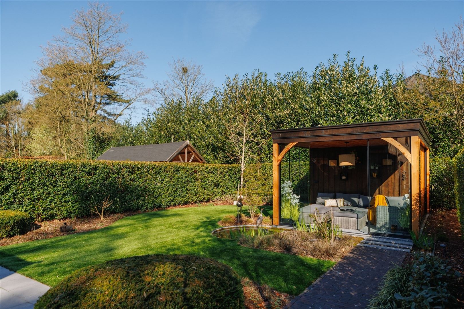 Eigentijdse luxe half open woning in een rustige setting foto 40