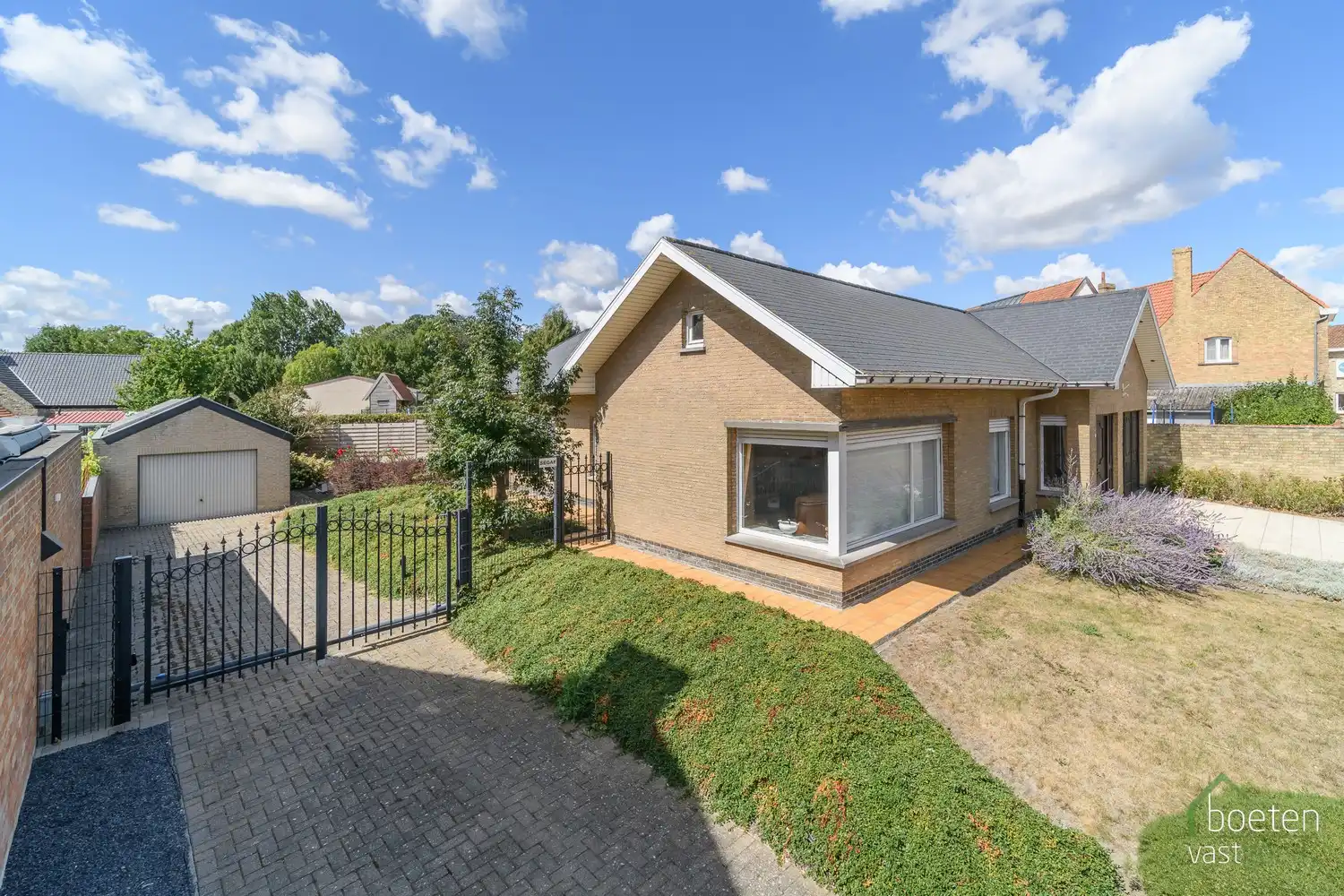 BEVEREN AAN DE IJZER: Zeer degelijke villa-bungalow met alle leefruimtes op het gelijkvloers, ruime garage en tuin op 772m² totale grondopp. foto 18