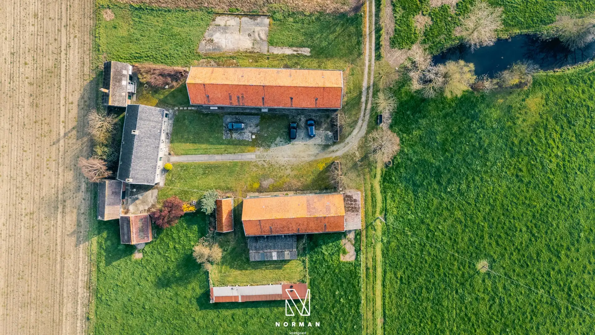 Unieke erfgoedhoeve op 33400 m² met dreef, bijgebouwen en landelijke vergezichten foto 5
