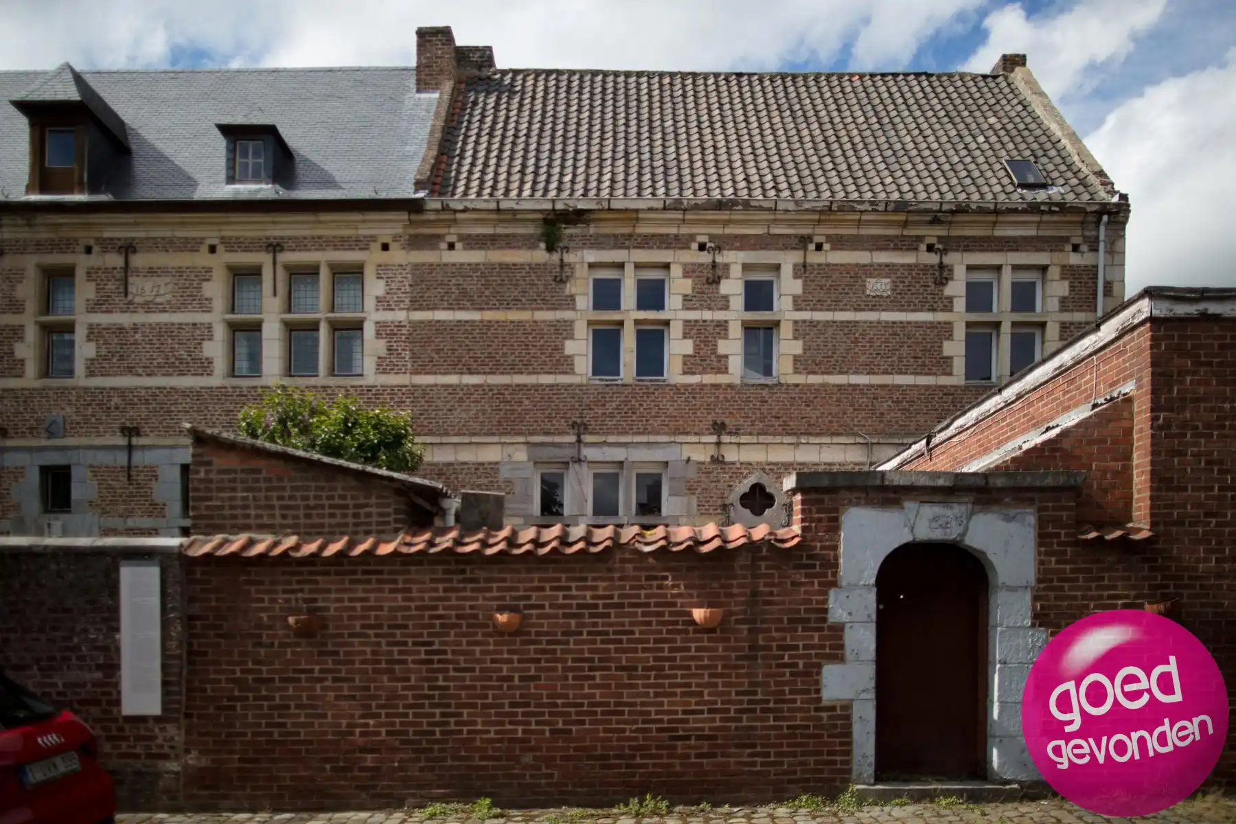 Authentieke begijnenwoning + bouwperceel met 6 garageboxen foto 2