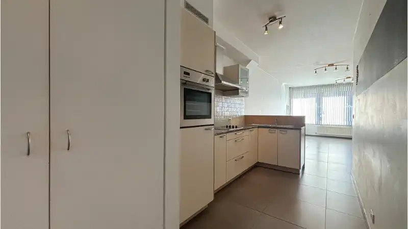 instapklaar gelijkvloers 2-slaapkamerappartement met ruim TERRAS te huur in Torhout foto 3