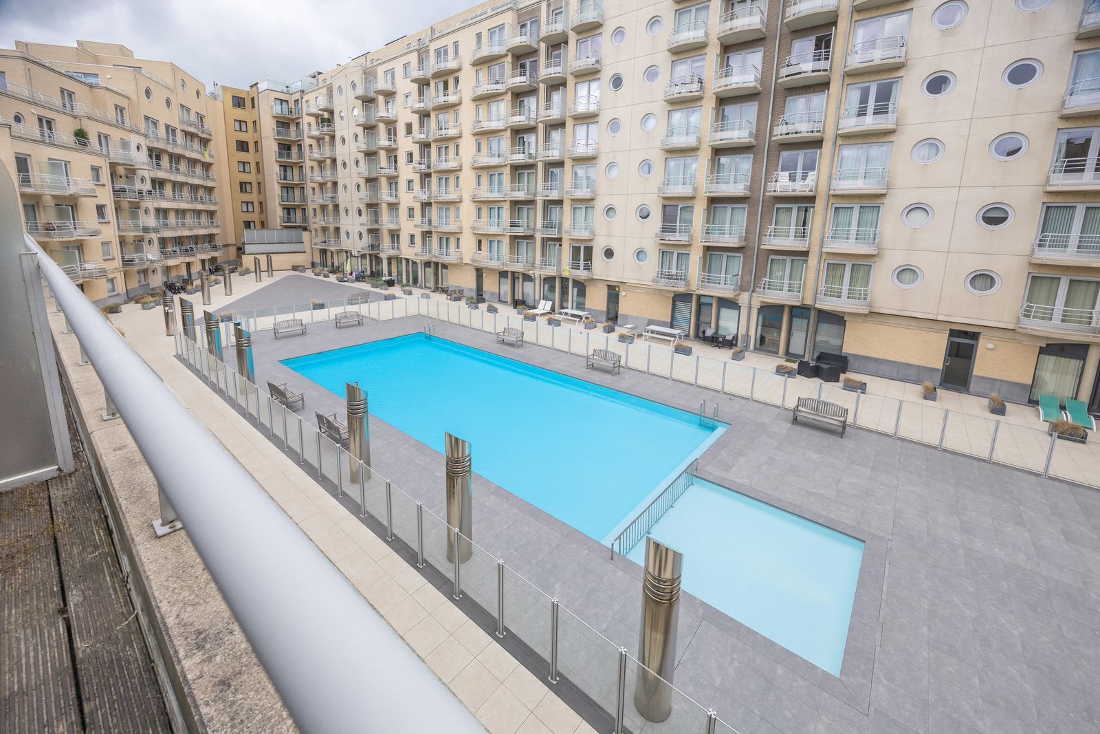 Duplex met 3 slpk en 3 terrassen pal aan zee, met zwembad in residentie ! foto 11
