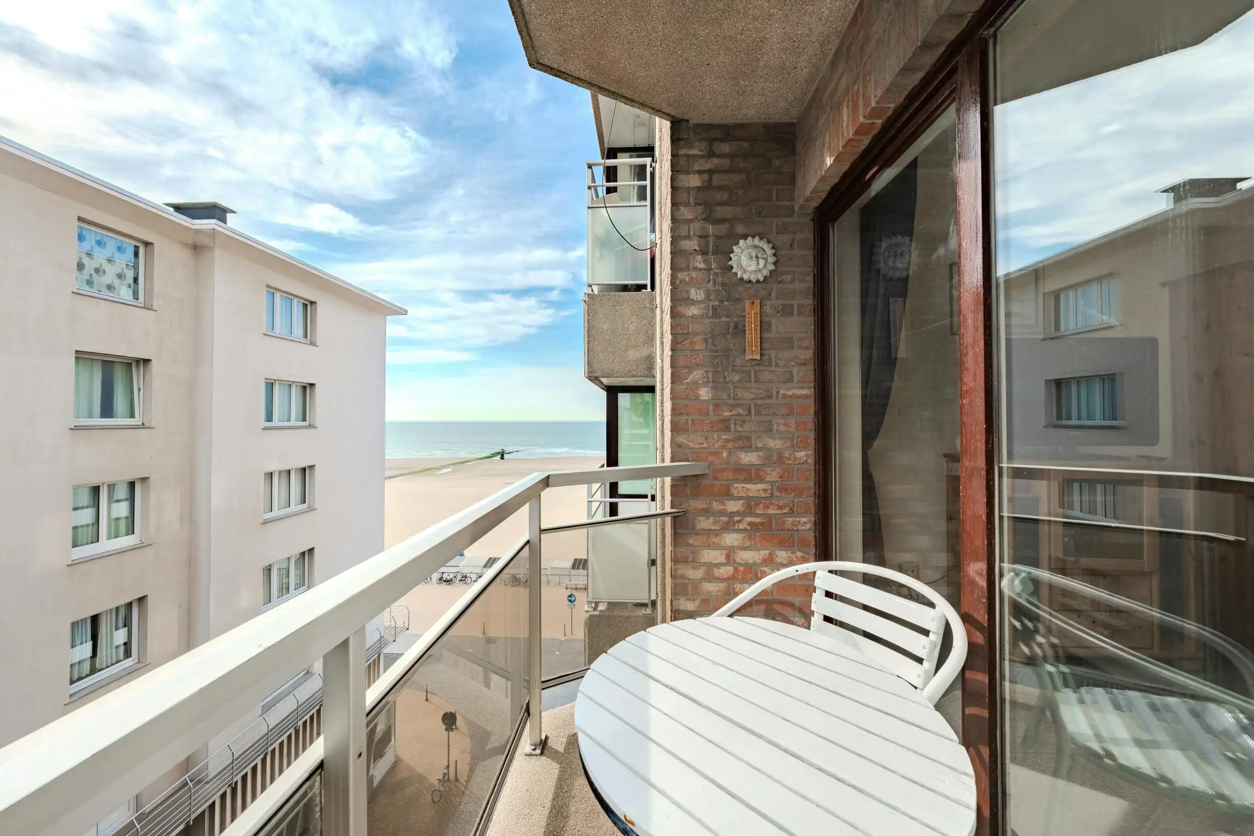 Instapklaar 2 slaapkamer appartement met zijdelings zeezicht foto {{pictureIndex}}