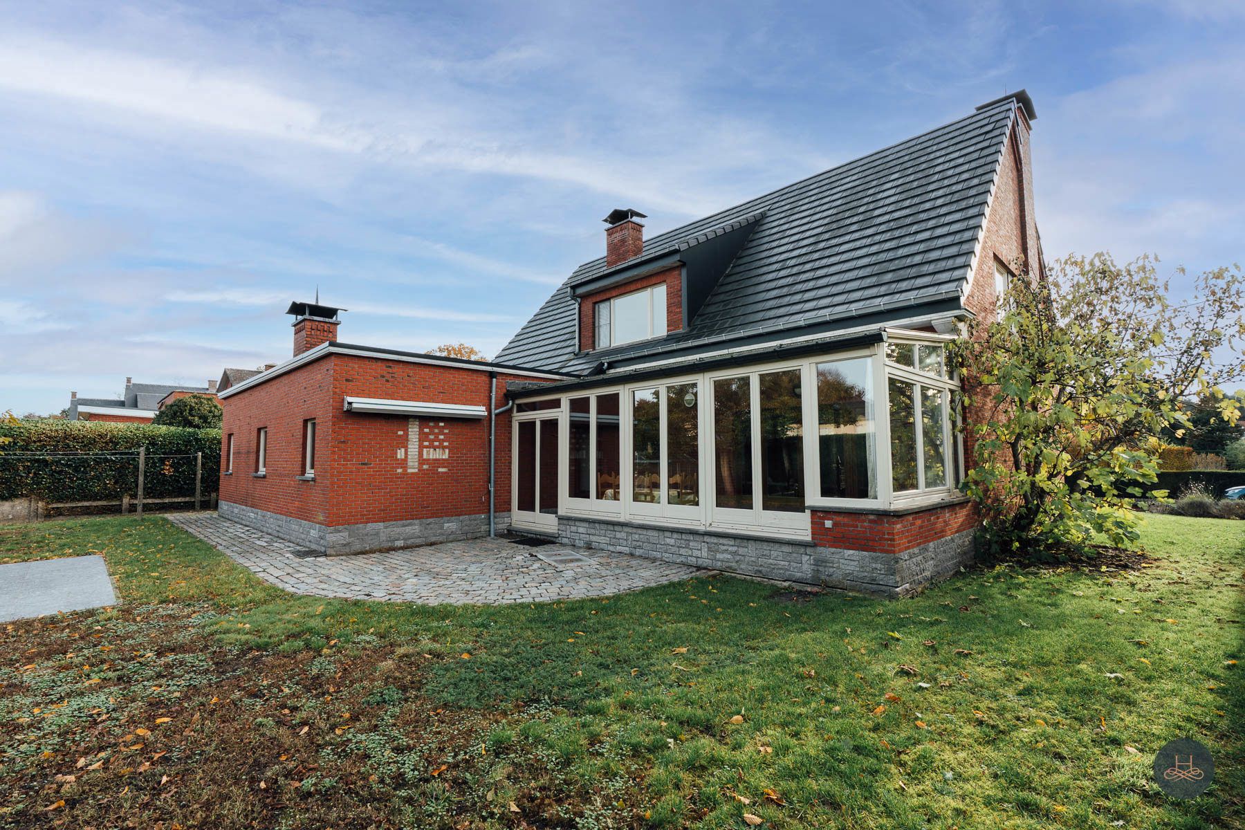 Zéér ruime gezinswoning met karakter en potentieel met tuin foto 2