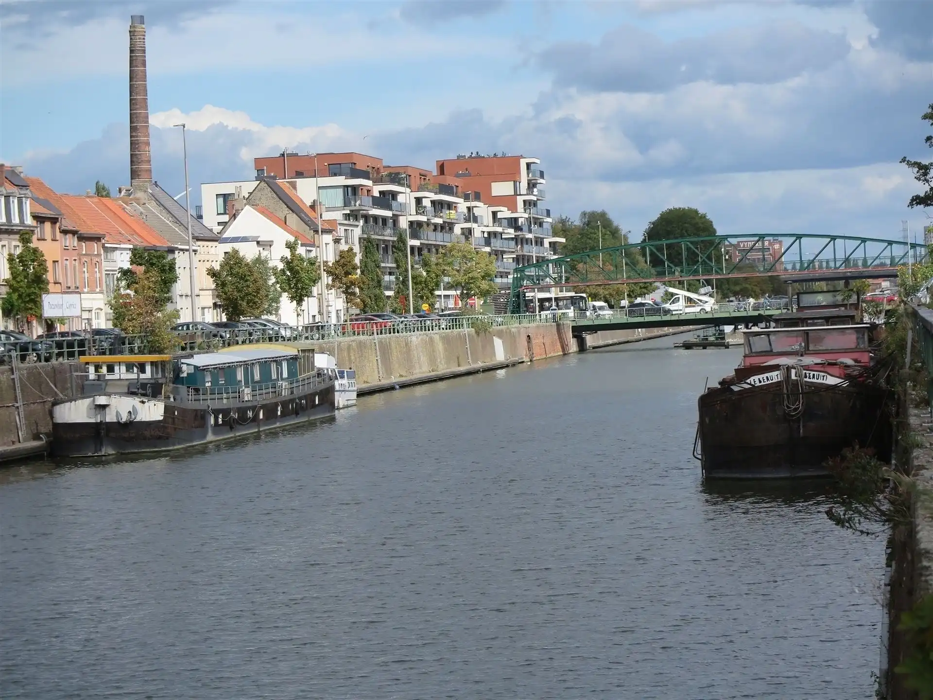 lichtrijk huis met 2 kamers en terras foto 8