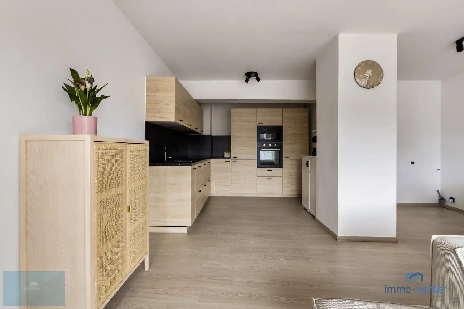 Instapklaar 2-slaapkamer appartement met vernieuwde keuken en badkamer in het hart van Genk foto 3