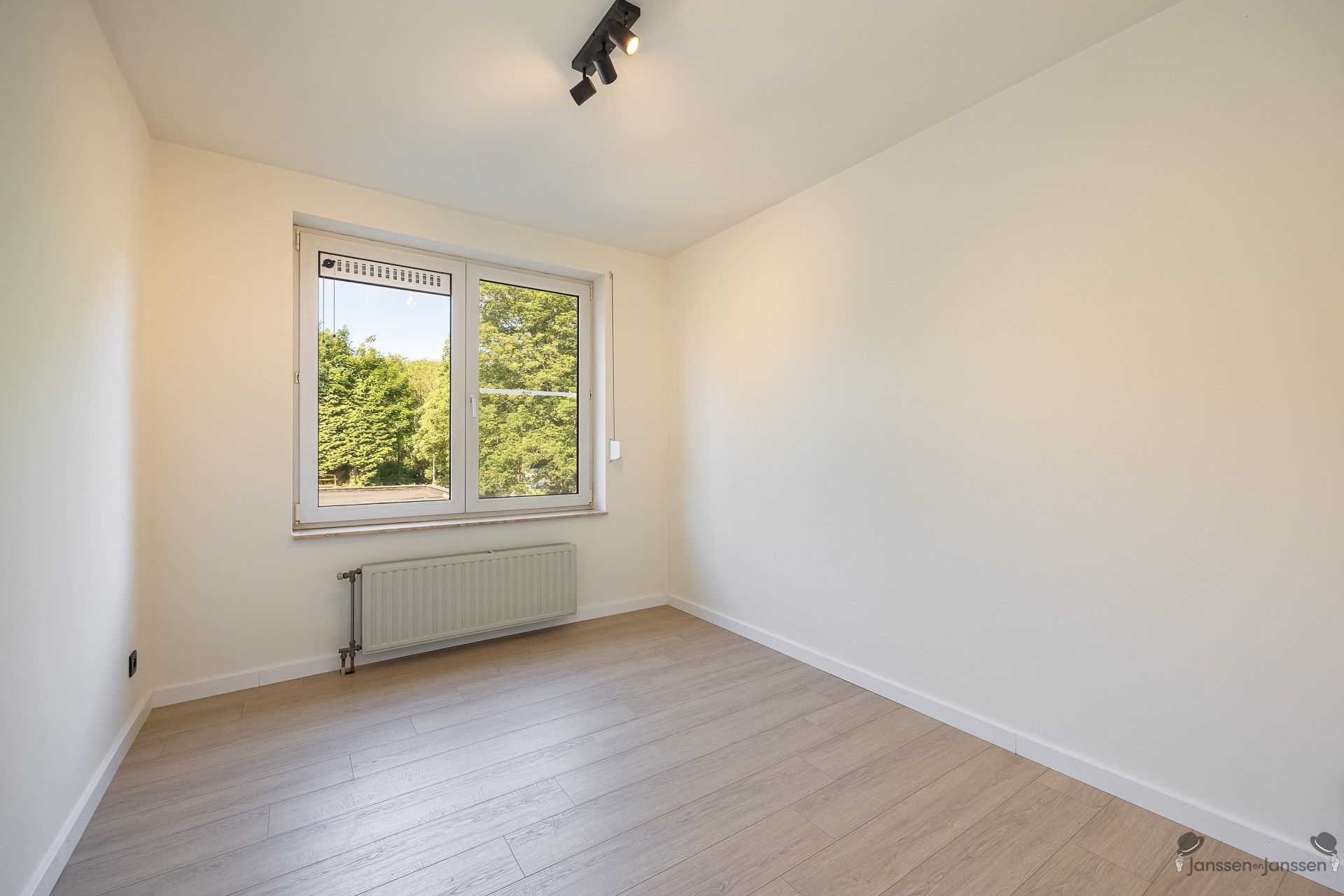 Gerenoveerd appartement met 2 slk op rustige locatie in Schoten foto 10