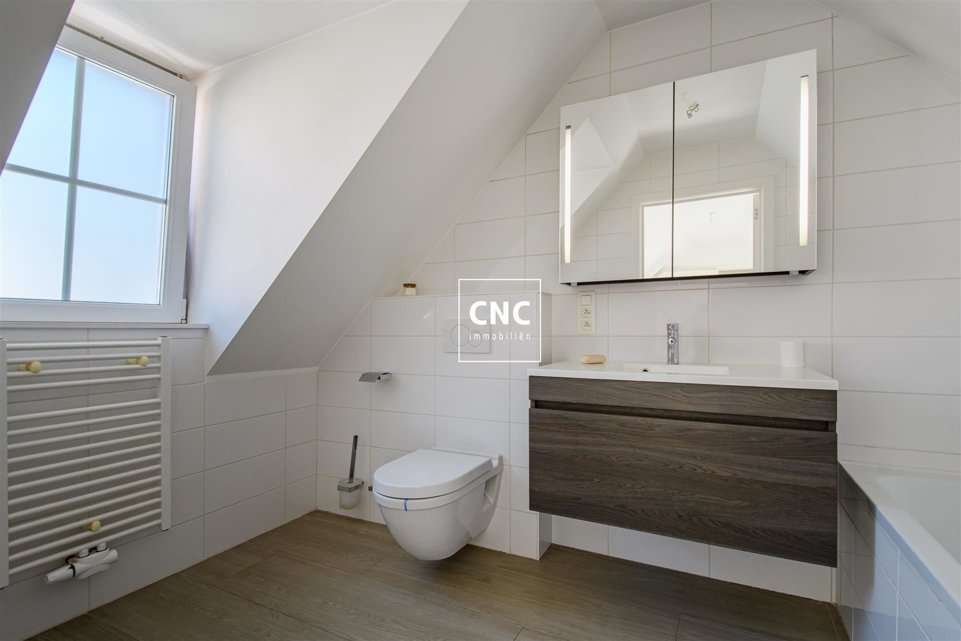 Lichtrijk en prachtig afgewerkt duplex-appartement foto 18