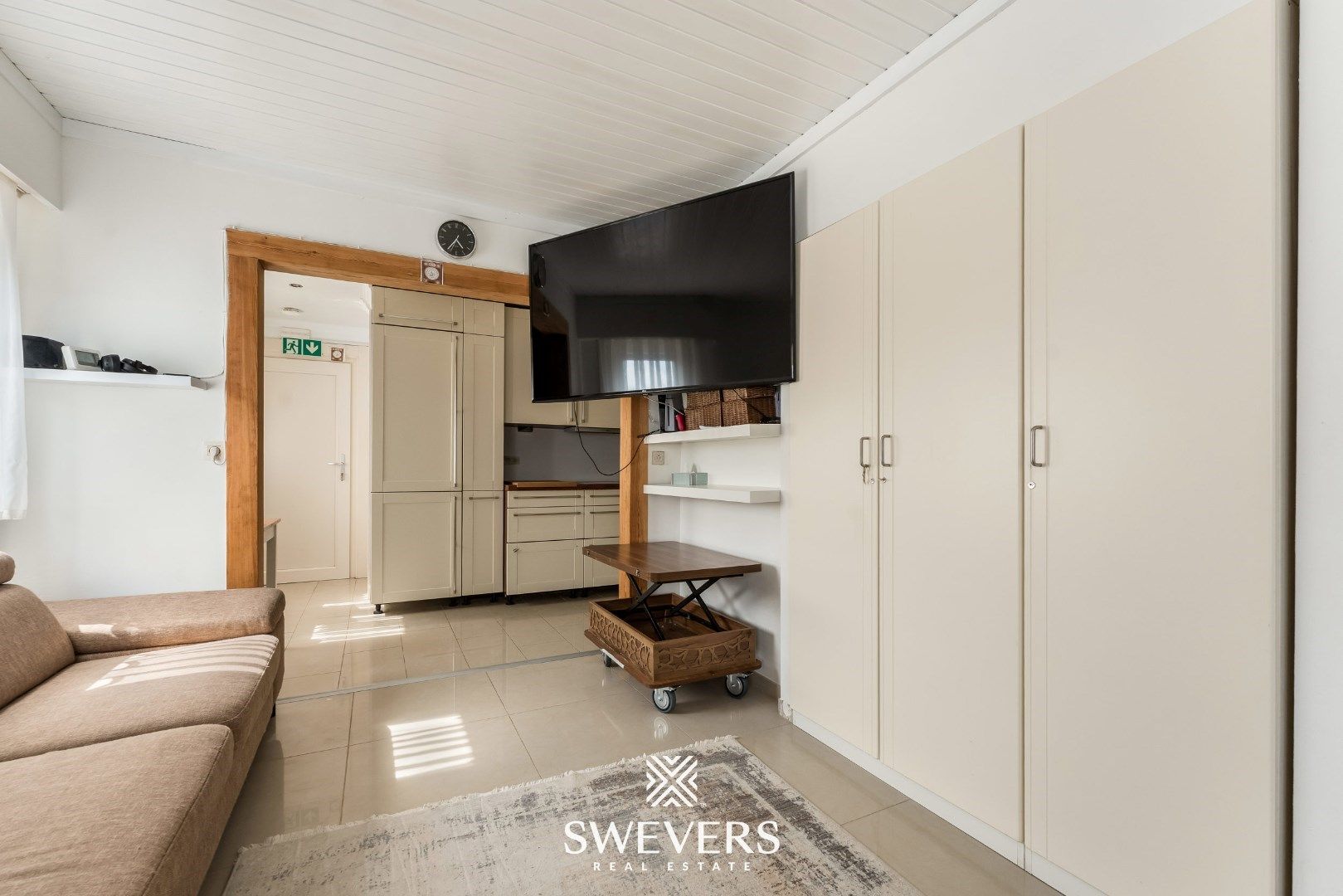 Gezinswoning met verrassend veel ruimte: vijf slaapkamers, kelderverdieping en loods foto 4