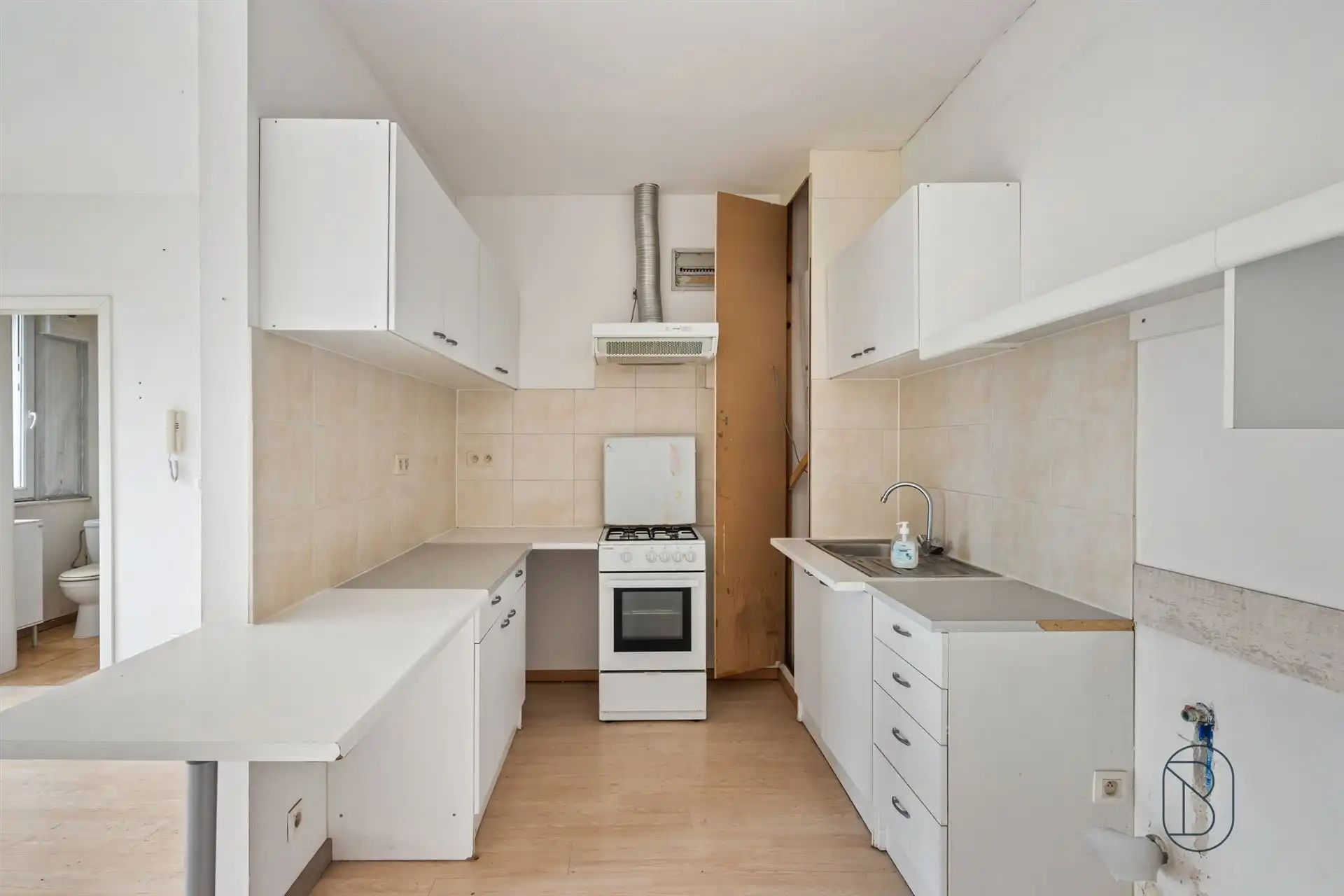 Te renoveren woning met 5 kamers, en parkeergelegenheid  foto 16