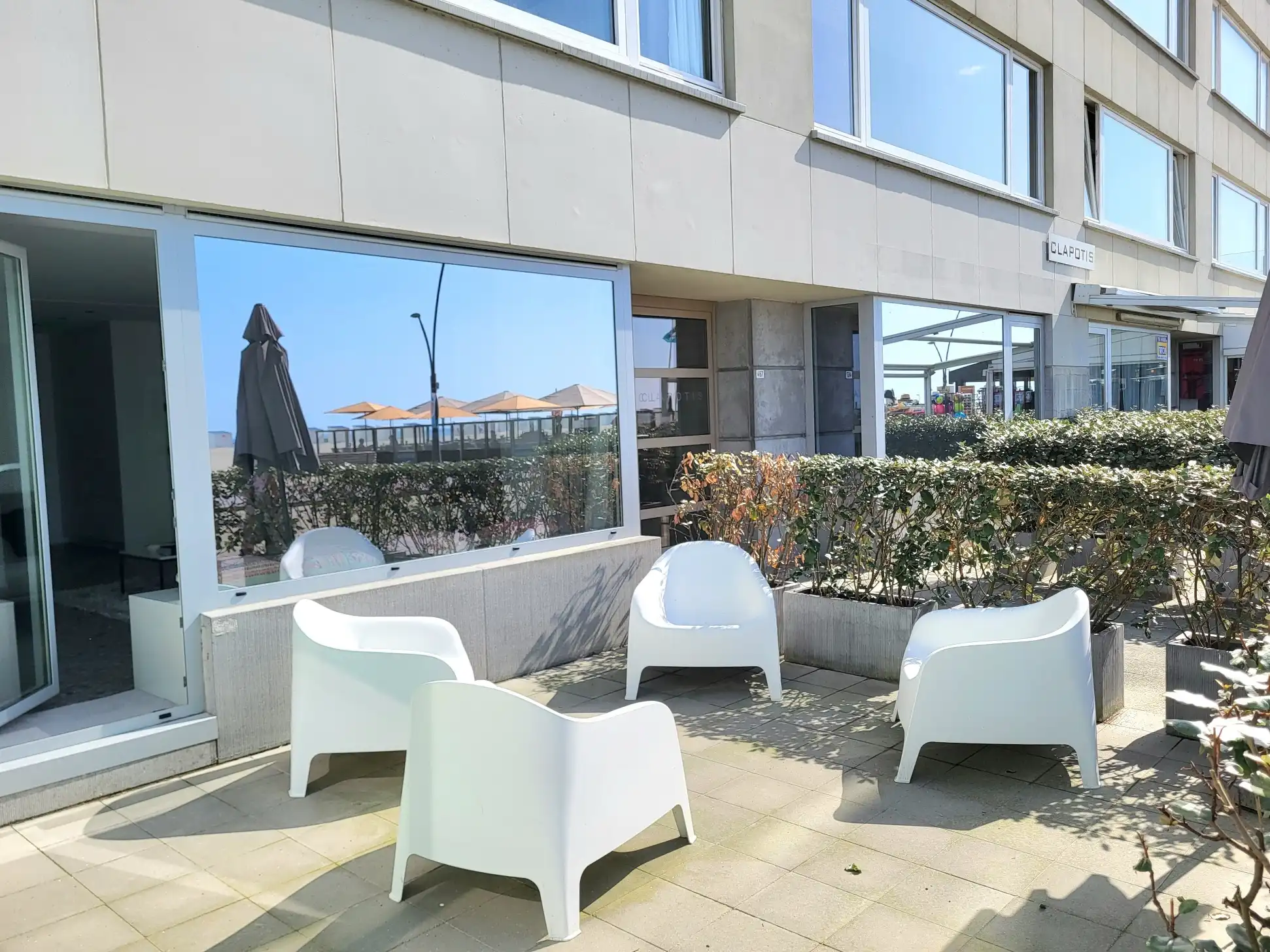 Prachtig gerenoveerd 3 slaapkamer appartement op de Zeedijk van Oostduinkerke te koop foto 4