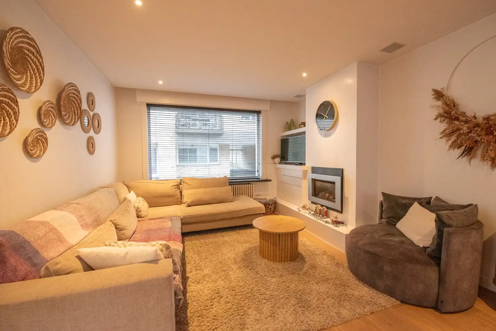 Instapklare hoekwoning met 2 garages 'TE KOOP' te Oeselgem. foto 2