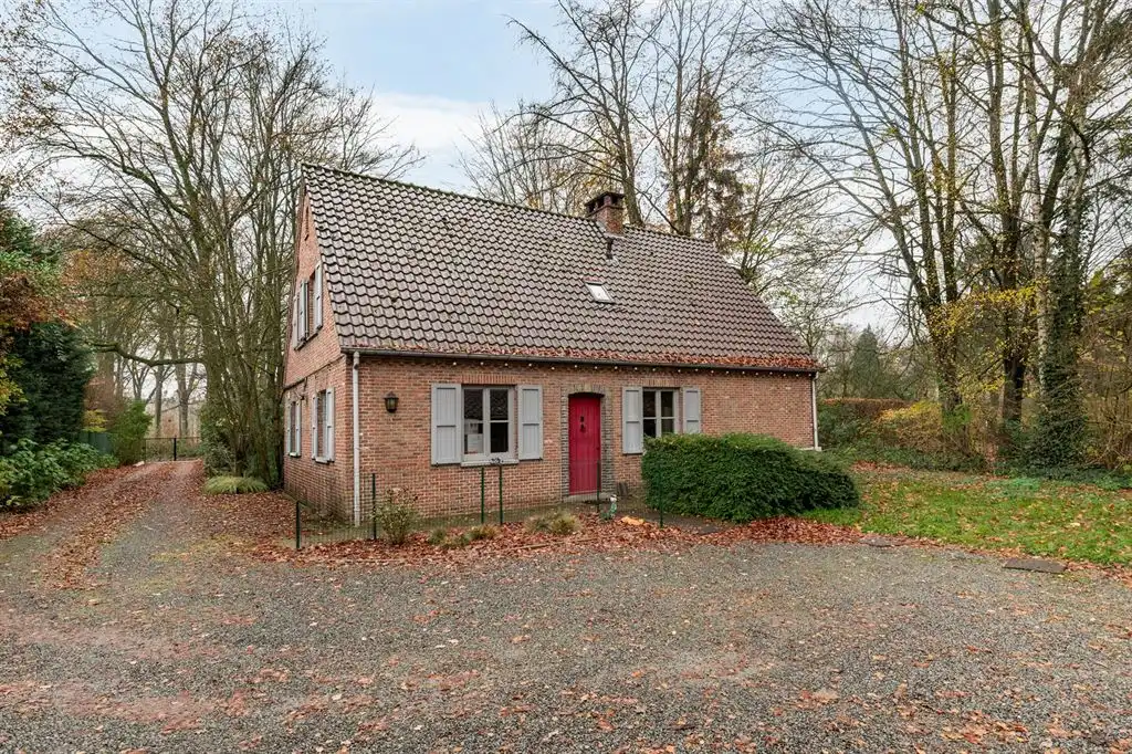 Hoofdfoto van de publicatie: Charmant landhuis in doodlopende straat op 2.051m²